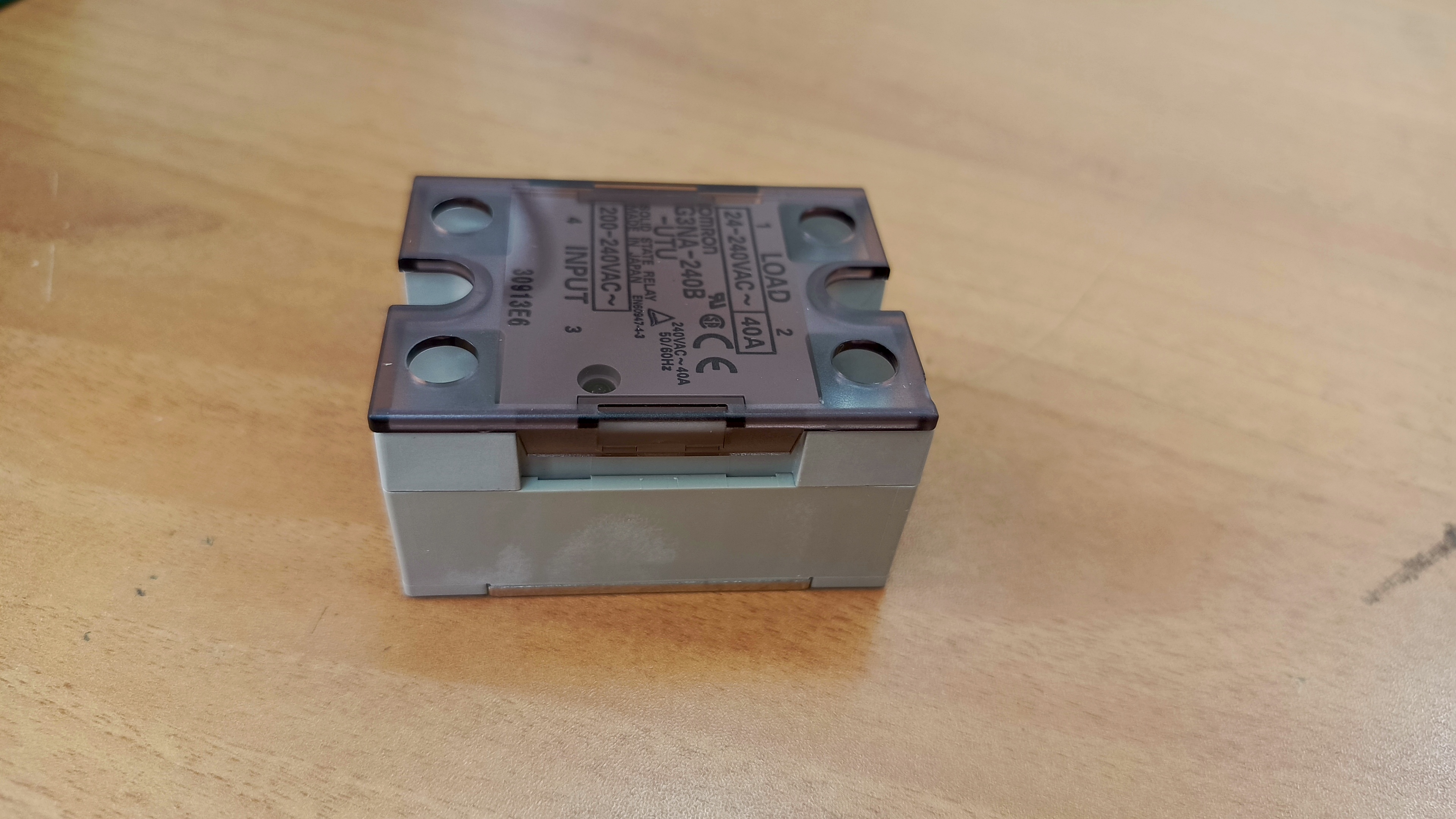 управление 200-240VAC, коммутация 24-240VAC 40A Òâåðäîòåëüíîå ðåëå:G3NA-240B-UTU AC200-240